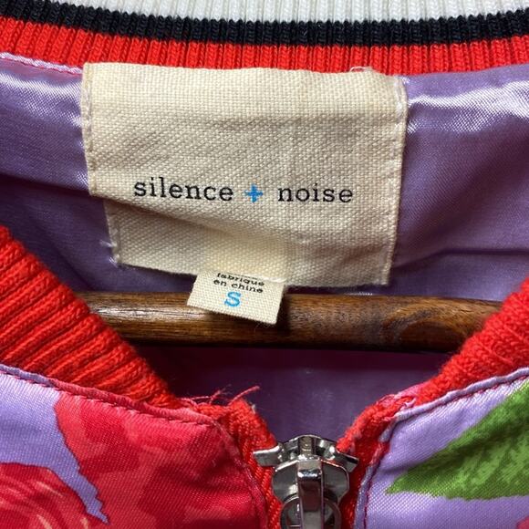 Silence & noise floral print with the varsity sleeve size small - Picture 3 of 6
